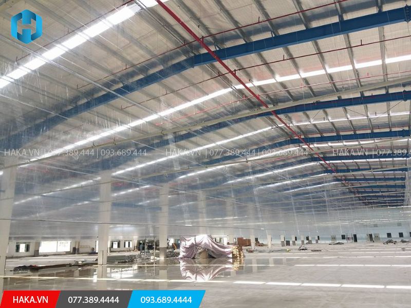 lắp đặt cuốn nhựa trong suốt pvc tại nhà xưởng