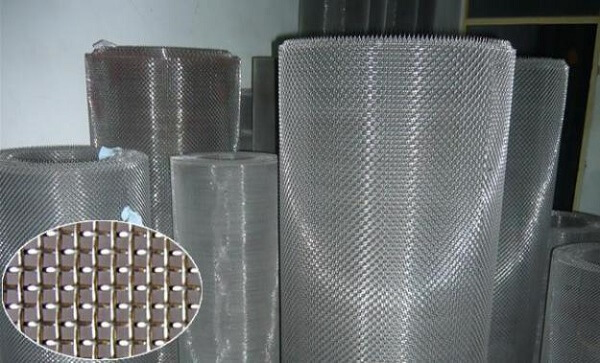 Các cuộn lưới trong kho hàng