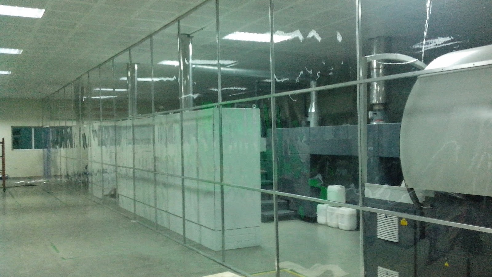 Giá tấm nhựa trong suốt làm vách ngăn