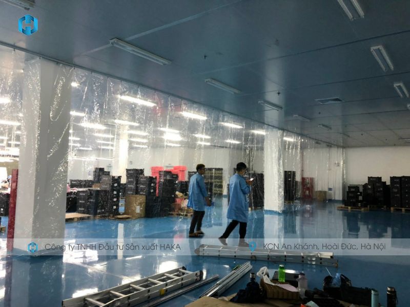 Rèm nhựa kéo sun có giá thành rẻ, có thể kéo xếp gọn gàng.