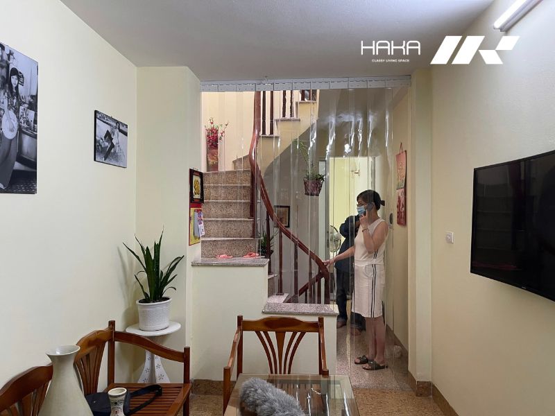 Vì sao cần lắp rèm ngăn lạnh cầu thang