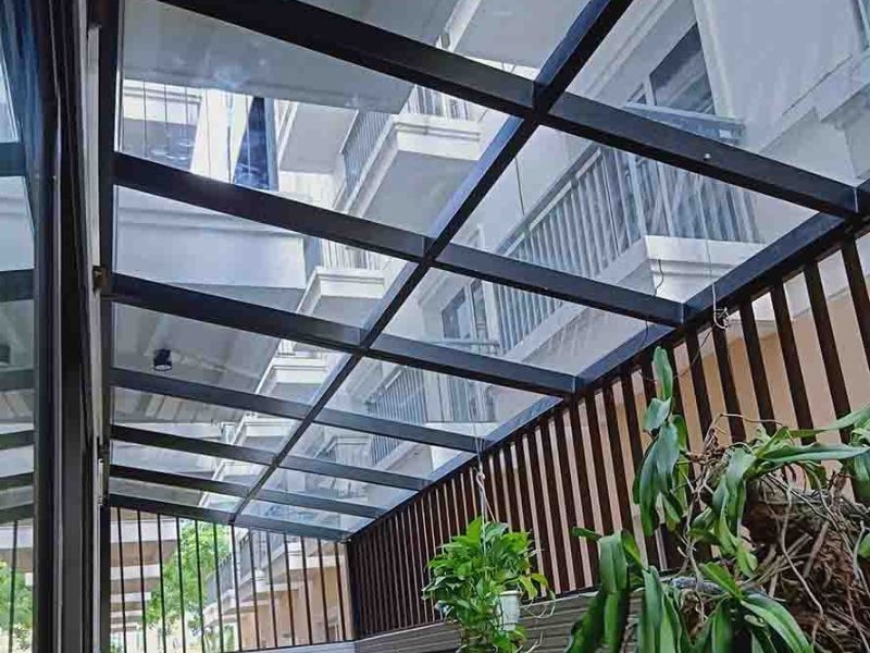 mái kính che sân vườn cao cấp