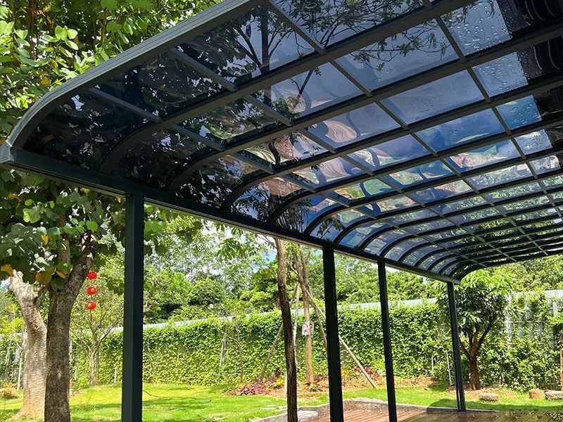 tấm mái polycarbonat che sân vườn
