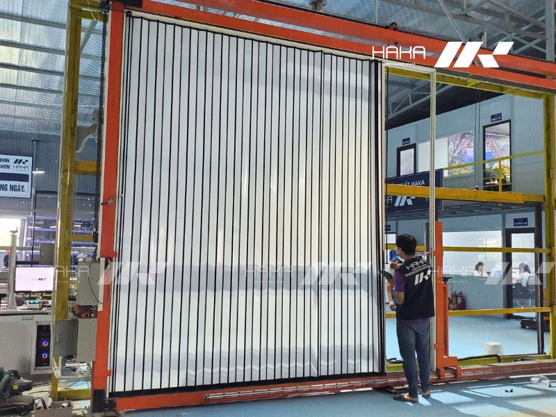vách pha lê mờ che cửa nhà vệ sinh