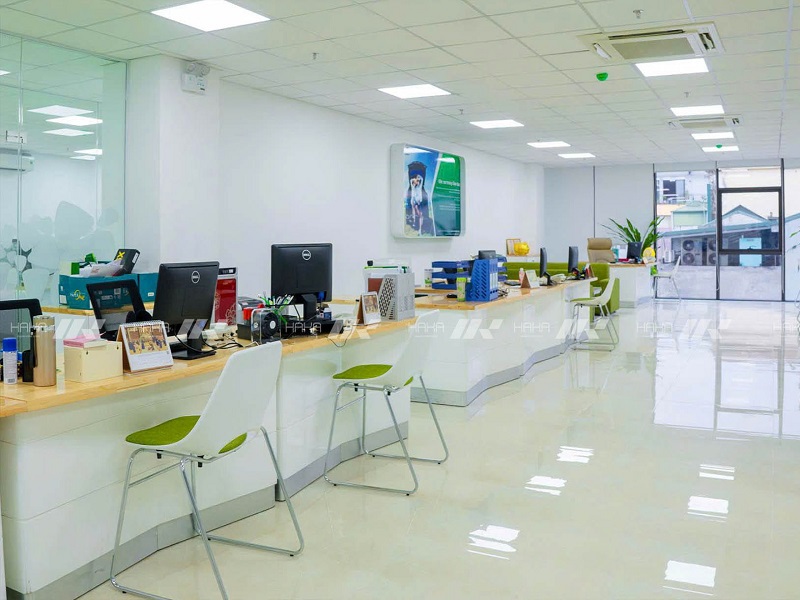 HAKA đang lắp rèm cuốn trơn ở phòng giao dịch khách hàng Vietcombak
