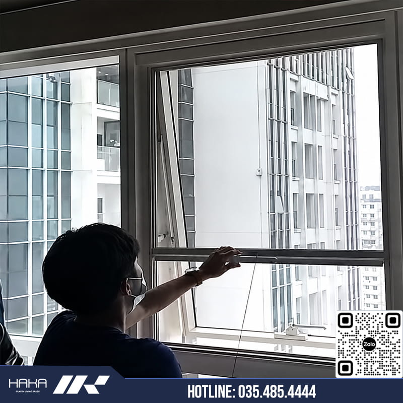 Cửa lưới dạng tự cuốn lên lắp đặt cho cửa sổ