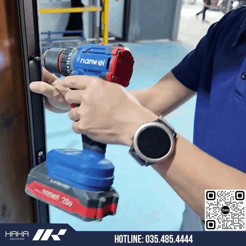 Cố định khung cửa lưới bằng các ốc vít