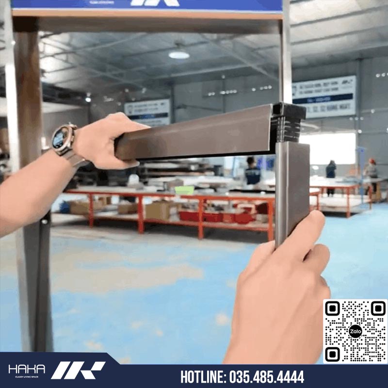 Kết nối các khung cửa với nhau bằng khớp có sẵn