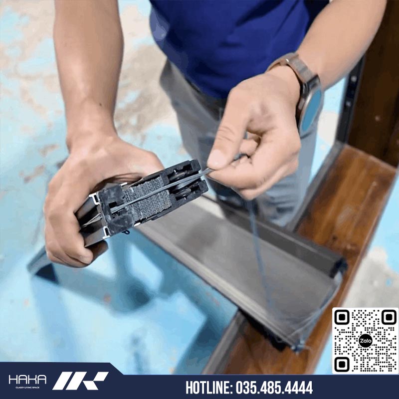 cần kéo căng dây và cho dây nằm giữa 2 bánh xe