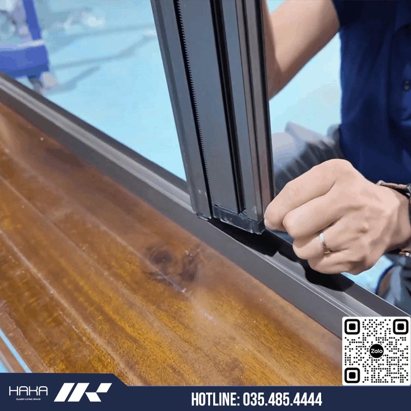 Lắp phần lưới vào khung cửa