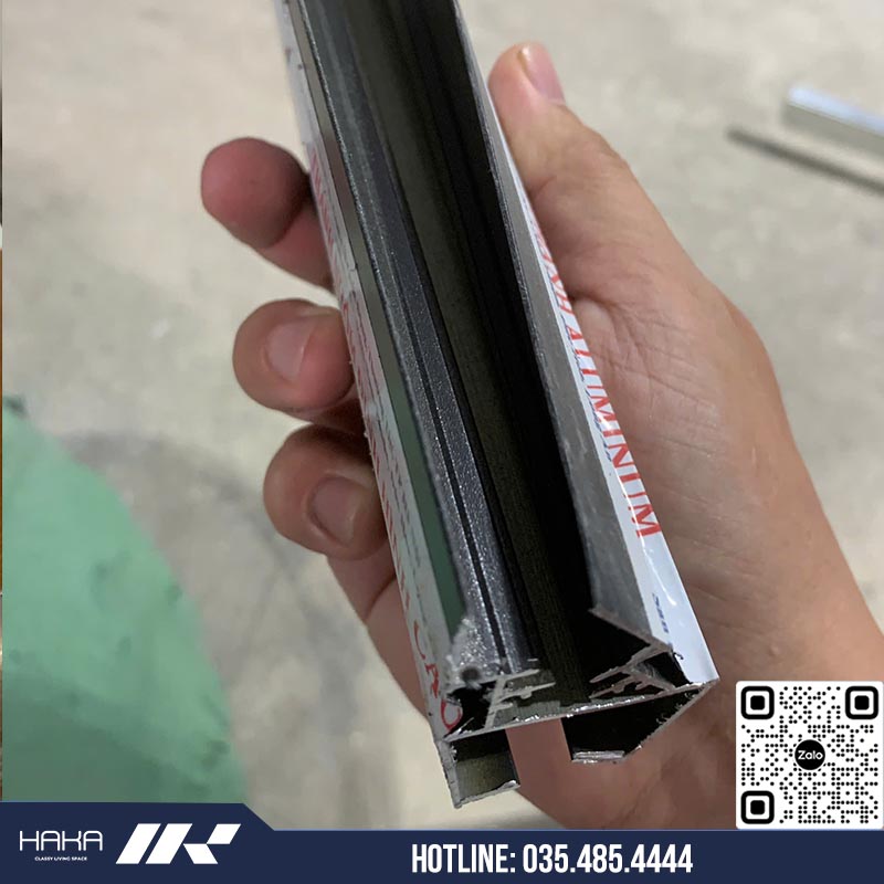 Khung nhôm bị móp méo, cong vênh Khung nhôm bị móp méo, cong vênh